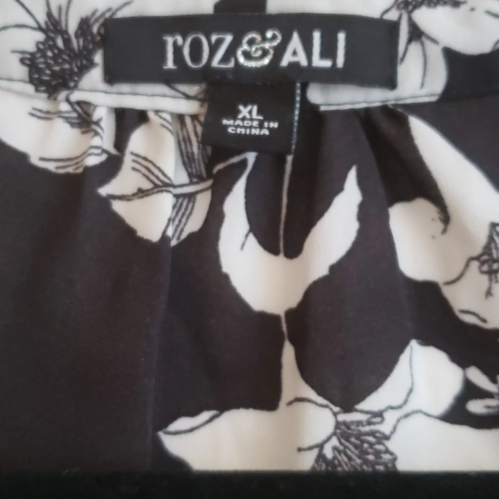 Roz & Ali Monochrome Floral Sleeveless Top - Picture 2 of 2